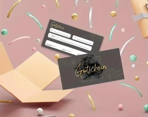 Zwei Gutscheinkarten mit goldener Schrift „Gutschein“ vor rosa Hintergrund